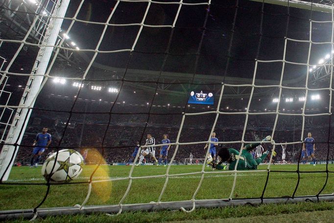 Fotbalový brankář Petr Čech z Chelsea v utkání Ligy mistrů s Juventusem.