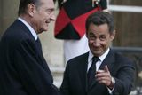 Jacques Chirac se zdraví s Nicolasem Sarkozym