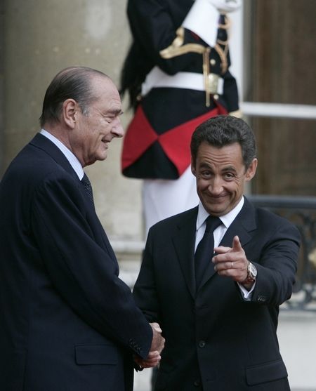 Jacques Chirac se zdraví s Nicolasem Sarkozym