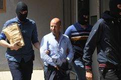 Korupce, zneužití pravomoci a vynášení informací, obvinili detektiva z kauzy Dozimetr