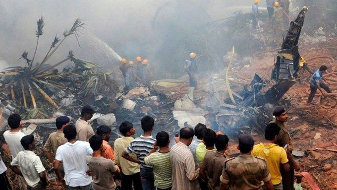 Trosky letadla u indického města Mangalore