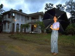Aun Schan Su Ťij před svým domem na břehu jezera Inya v Rangúnu