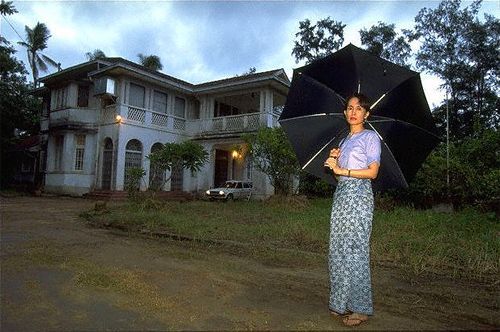Aun Schan Su Ťij před svým domem