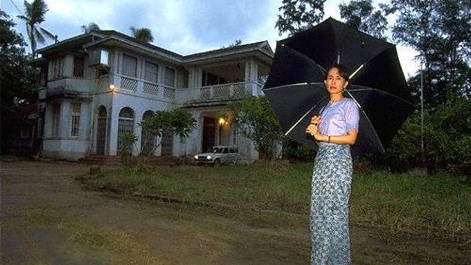 Aun Schan Su Ťij před svým domem na břehu jezera Inya v Rangúnu