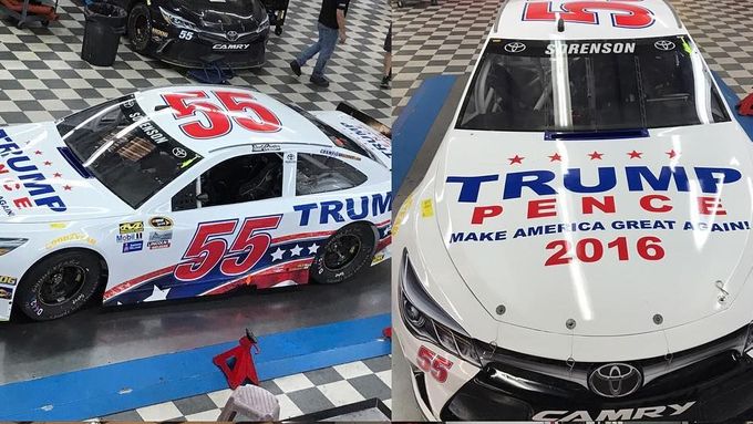 Vůz Reeda Sorensona s Trumpovou rkelamou v garáži týmu Premium Motorsport.
