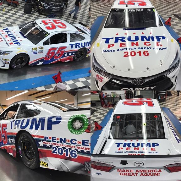Vůz Reeda Sorensona s Trumpovou reklamou v garáži týmu Premium Motorsport před prezidentskými volbami v roce 2016.
