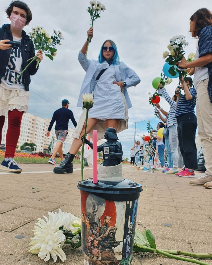 Běloruské ženy protestují proti policejnímu násilí proti demonstrantům.