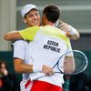 Tomáš Berdych a Lukáš Rosol se radují z vítězství v tenisovém maratonu