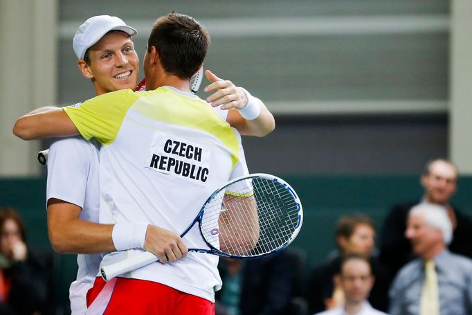 Tomáš Berdych a Lukáš Rosol se radují z vítězství v tenisovém maratonu se Švýcary