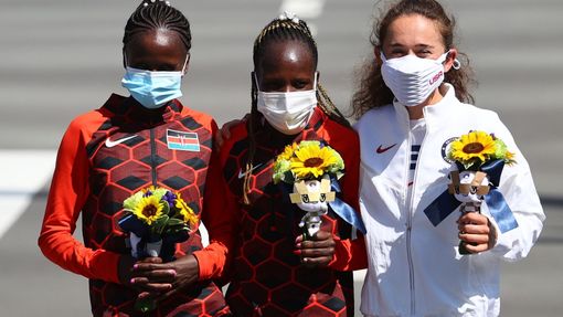 Peres Jepchirchirová (uprostřed) z Keni ovládla marathonský závod a získala zlato.