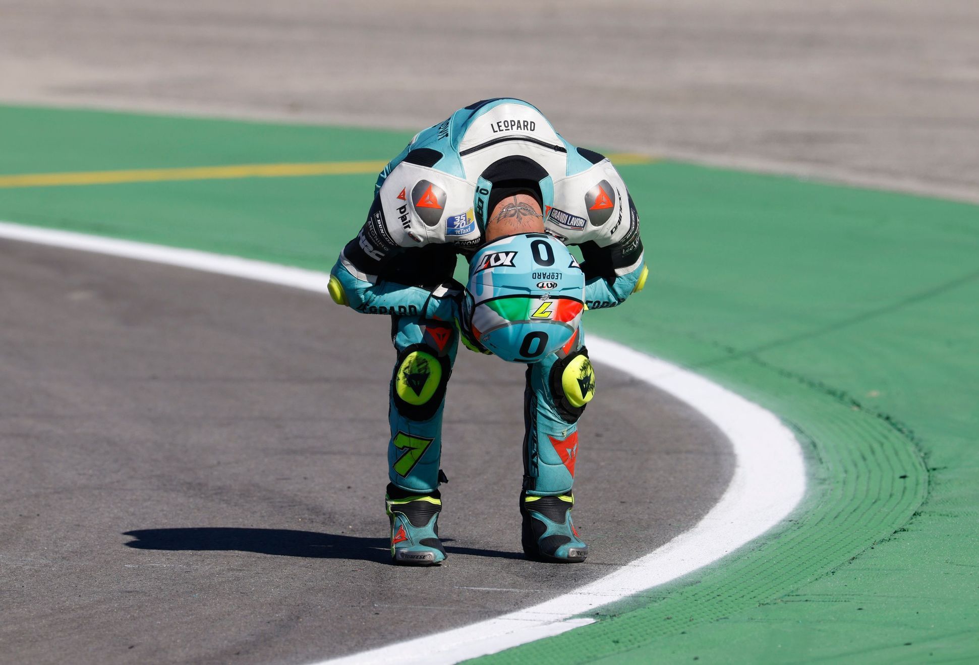 Pád Dennise Foggii v závodě Moto3 v rámci Velké ceny Algarve 2021