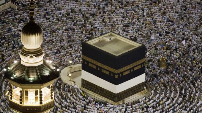 Muslimská pouť v Mekce. Tlačenice, prasečí chřipka a žádná politika