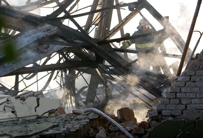 Následky požáru levého křídla Průmyslového paláce na pražském Výstavišti.