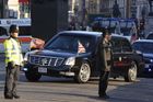 Limuzína s Barackem Obamou najíždí do uzavřené ulice Downing Street, v níž sídlí britský premiér.