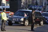 Limuzína s Barackem Obamou najíždí do uzavřené ulice Downing Street, v níž sídlí britský premiér.