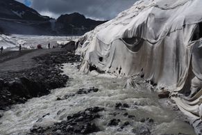 Obrazem: Tohle zbylo z ledovců v Rakousku. Jejich torza chrání v létě plachty