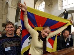 Tibetskou vlajku přinesla do kostela Svatého Salvátora Petra Zezulová za organizaci Studenti za svobodný Tibet.