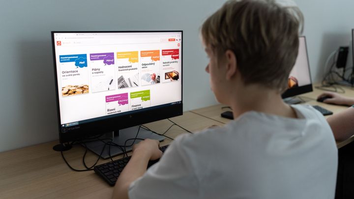 "Kapesné jsem utratil za blbost, teď lituju." Nový projekt učí středoškoláky s penězi