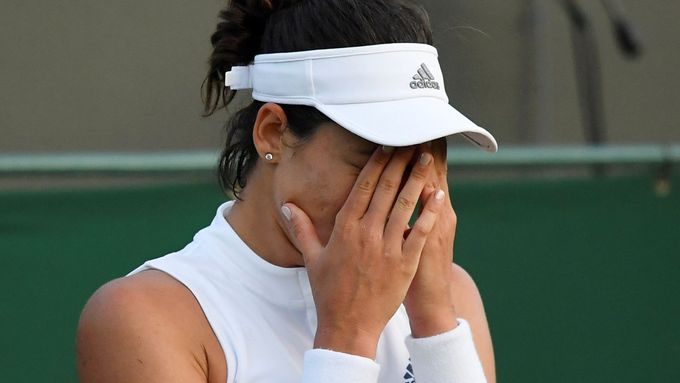 Pohřebiště hvězd. Wimbledon šokuje, z osmi top hráček přežily dvě. Selhal i loňský finalista
