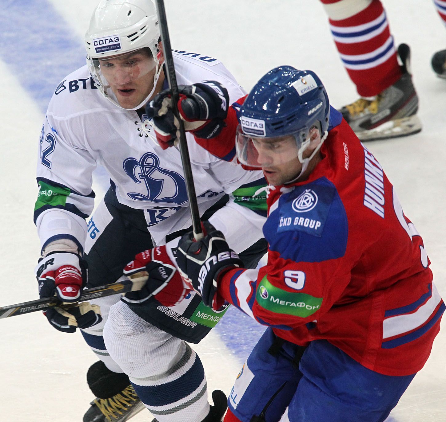 Hokejista Dynama Moskva Alexandr Ovečkin v souboji s Jiřím Hunkesem v utkání KHL 2012/13 proti Lvu Praha.
