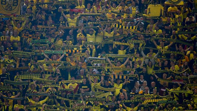 Fanoušci Dortmundu na slavné jižní tribuně Südtribune.