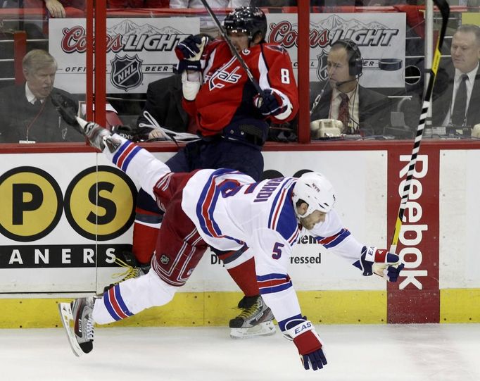 Hit, který inkasoval Ovečkin ve třetím zápase série mezi Washington Capitals a New York Rangers