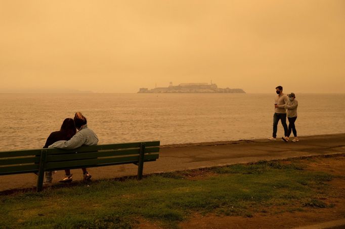 Požáry v Kalifornii zahalily San Francisco do rudé tmy.