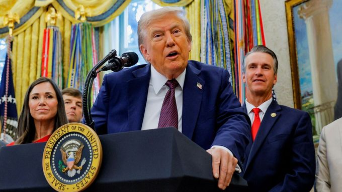 Americký prezident Donald Trump během setkání s novináři v Oválné pracovně Bílého domu ve Washingtonu, 2. září 2025.