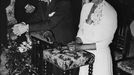 Svatba. Josephine Bakerová a Jo Bouillon během svatebního obřadu, který se konal 5. června 1947 na zámečku Les Milandes v jižní Francii, kde tanečnice žila.