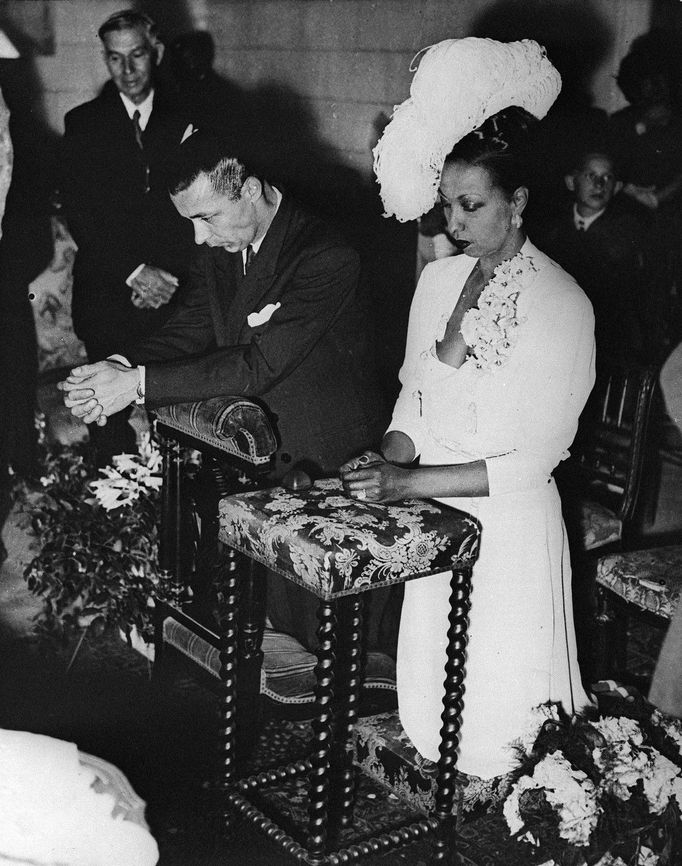 Svatba. Josephine Bakerová a Jo Bouillon během svatebního obřadu, který se konal 5. června 1947 na zámečku Les Milandes v jižní Francii, kde tanečnice žila.
