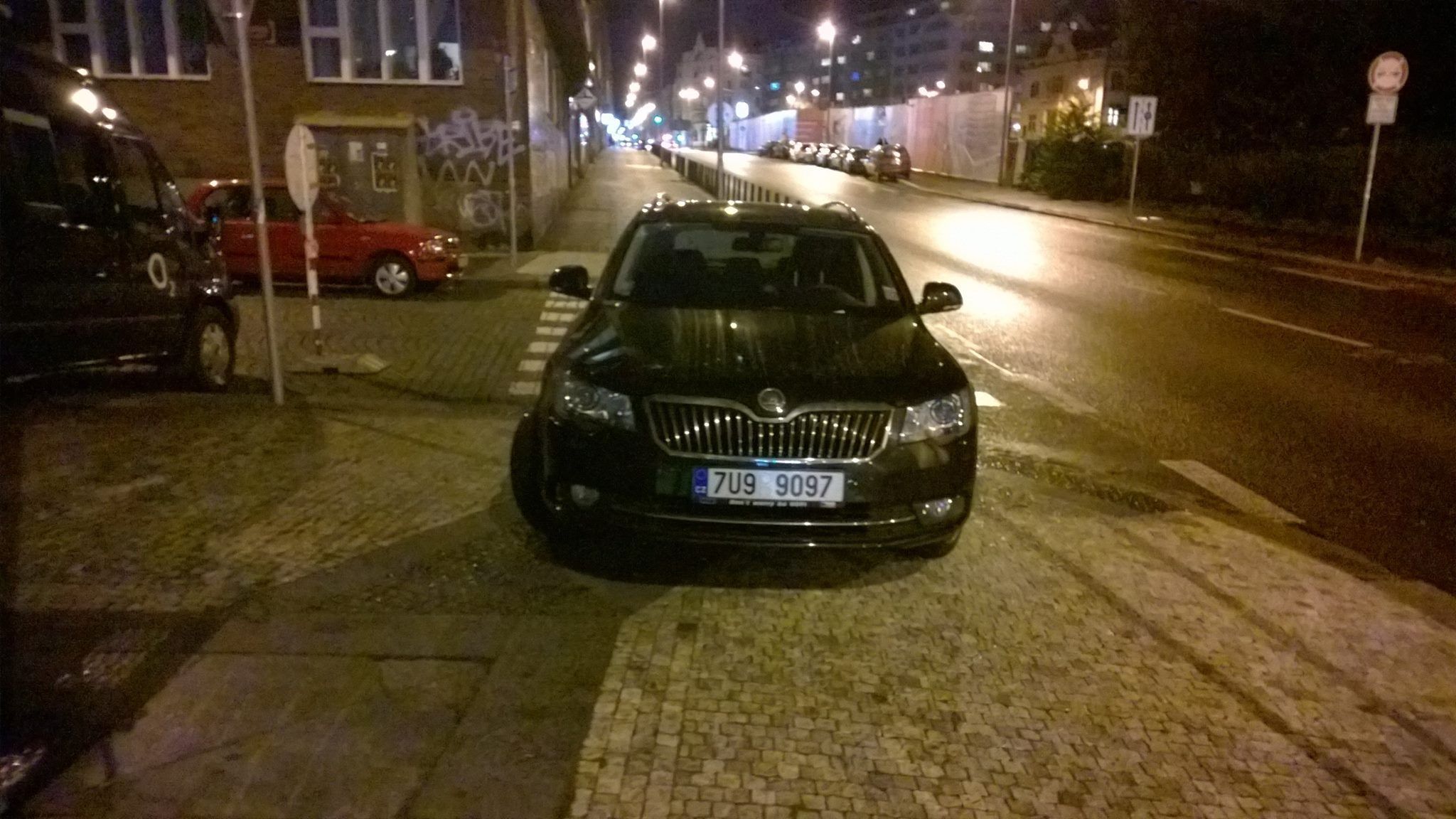 Špatně zaparkované auto poslance Jana Volného