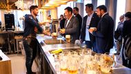 Výčepní čepuje plzeňské pivo pro hosty a oficiální delegace v českém pavilonu během prvního dne Expa 2025. Česká pohostinnost a tradice v tekuté podobě slaví v Japonsku úspěch, za první den se vyčepovalo 1500 piv.