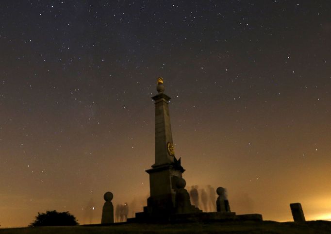 People wait to watch the Perseid meteor shower near Wendover, jižní Anglie