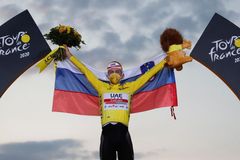 Pogačar přivezl žlutý dres do Paříže, ve spurtu vyhrál Saganův přemožitel Bennett