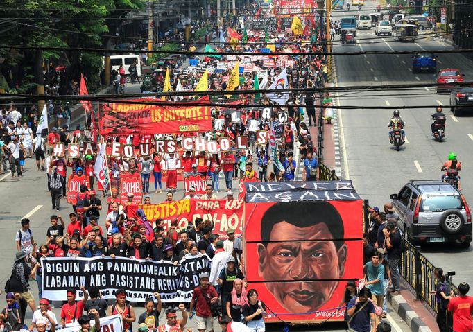 Tisíce Filipínců protestovaly proti brutální politice Rodriga Duterteho.