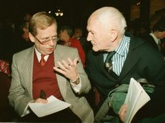 Hrabal s prezidentem Václavem Havlem na snímku z roku 1993. Hrabal se právě stal laureátem literární ceny Jaroslava Seiferta.