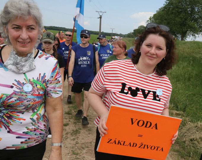 Ministryně práce a sociálních věcí Jana Maláčová (ČSSD) při sobotním pochodu proti těžbě štěropísku o ochraně podzemních vod.