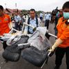 Vytahování trosek letounu airbus A320-200  letecké společnosti AirAsia