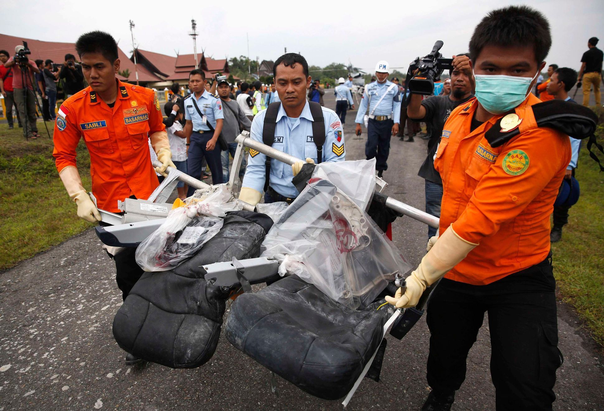 Vytahování trosek letounu airbus A320-200  letecké společnosti AirAsia