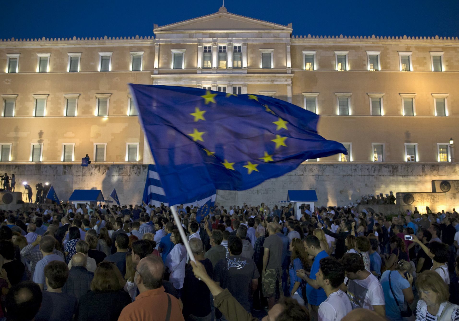 Pondělní demonstrace za setrvání v eurozóně na aténském náměstí Syntagma.