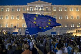 Pondělní demonstrace za setrvání v eurozóně na aténském náměstí Syntagma.