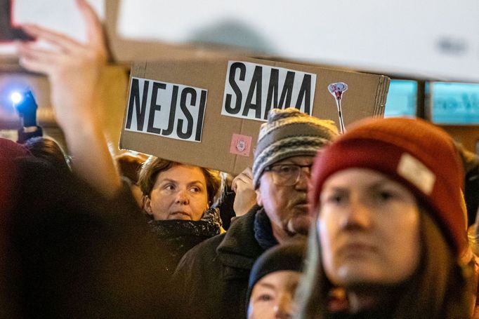 Demonstrace za spravedlnost pro oběti sexuálního násilí před ministerstvem spravedlnosti.