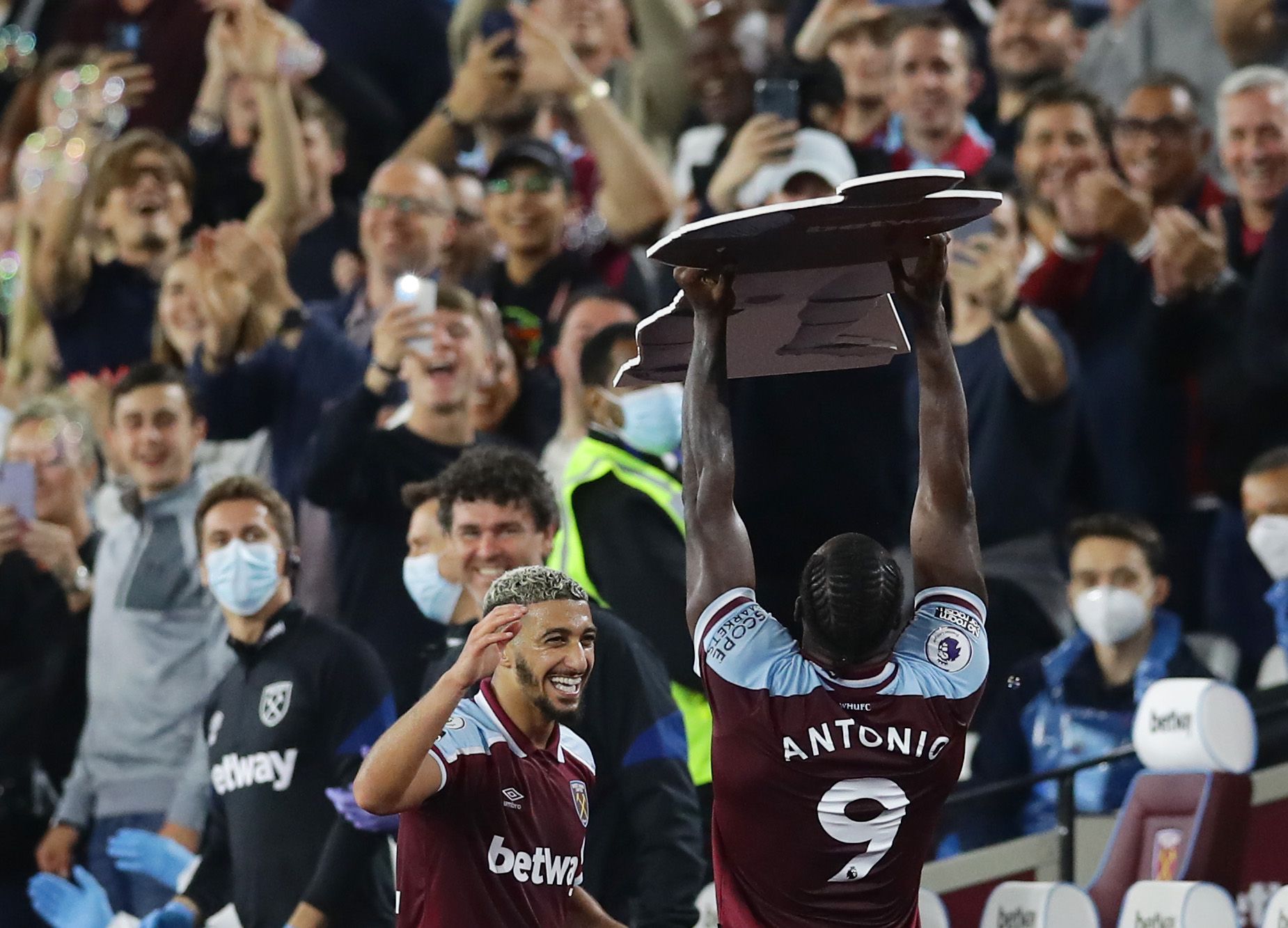2. kolo anglické fotbalové ligy 2020/21, West Ham - Leicester: Michail Antonio slaví gól West Hamu na 3:1
