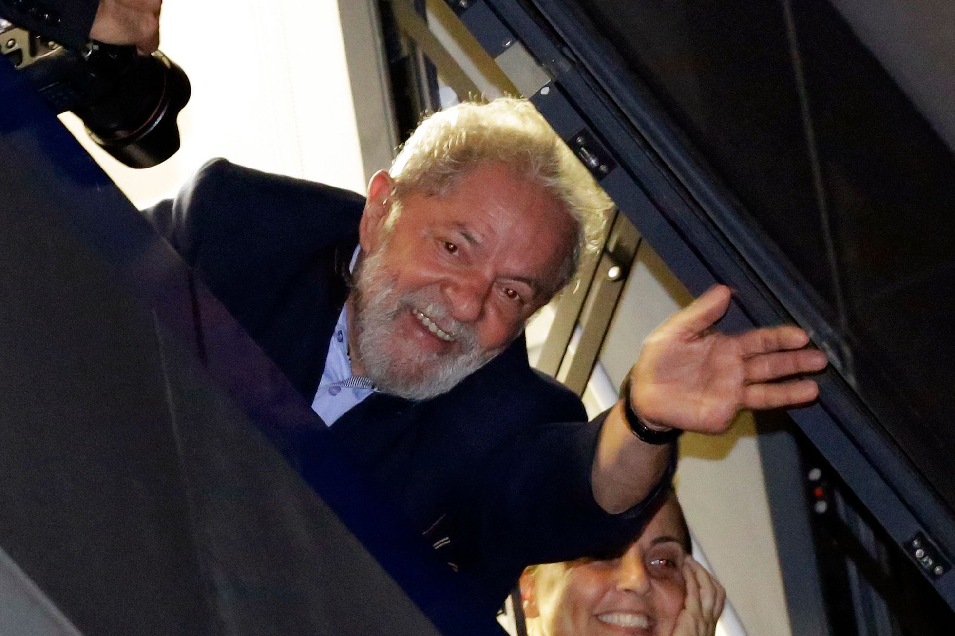 Bývalý brazilský prezident Luiz Inacio Lula da Silva mává svým příznivcům.