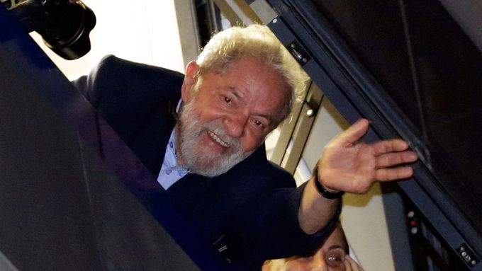 Bývalý brazilský prezident Luiz Inacio Lula da Silva mává svým příznivcům.