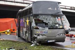 Autobus se na jihu Čech střetl se stádem krav, 4 ranění
