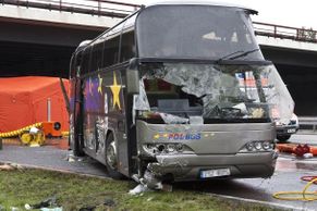 Autobus u Berlína narazil do mostu