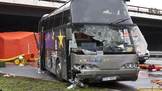 Autobus u Berlína narazil do mostu