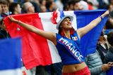 Diváci na Stade de France viděli neuvěřitelných sedm branek, pět z nich z kopaček domácích hráčů.