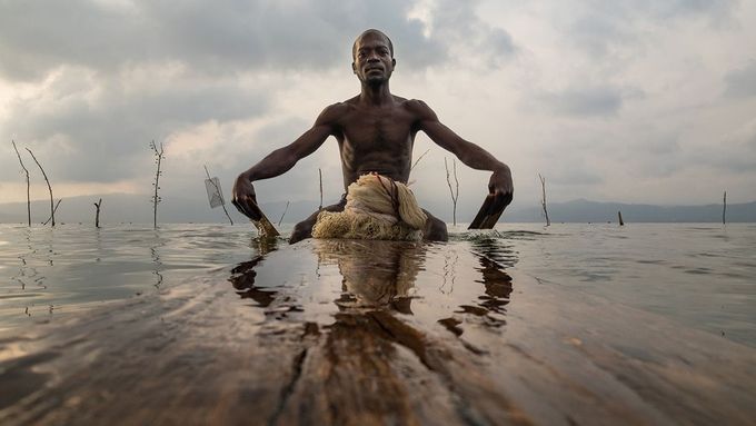 Snímek absolutního vítěze Joela Santose z Portugalska zachycuje tradiční rybaření v Ghaně.